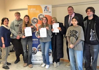 Bildungspaten der Höheren Handelsschule unterstützen Grundschulkinder